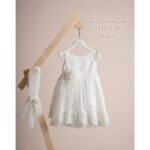 Βαπτιστικό φόρεμα Piccolino Aphrodite Ivory, Φόρεμα μεσάτο με μπούστο απο δαντέλα, μανικάκι σε σχήμα angel wings απο πουά τούλι, στο πίσω μέρος καταλήγει σε ένα υπέροχο V με φιόγκο απο δαντέλα για ντεκορ. Δαντελένια φούστα με βολάν σε 2 επίπεδα με πουα τούλι να βγαίνει απο κάτω. Το ντεκόρ του φορέματος αποτελείται απο χειροποίητα λουλούδια, μαραμπού καιστρας. Το φόρεμα συνοδέυεται απο στέκα με ντεκόρ όμοιο με το φόρεμα.